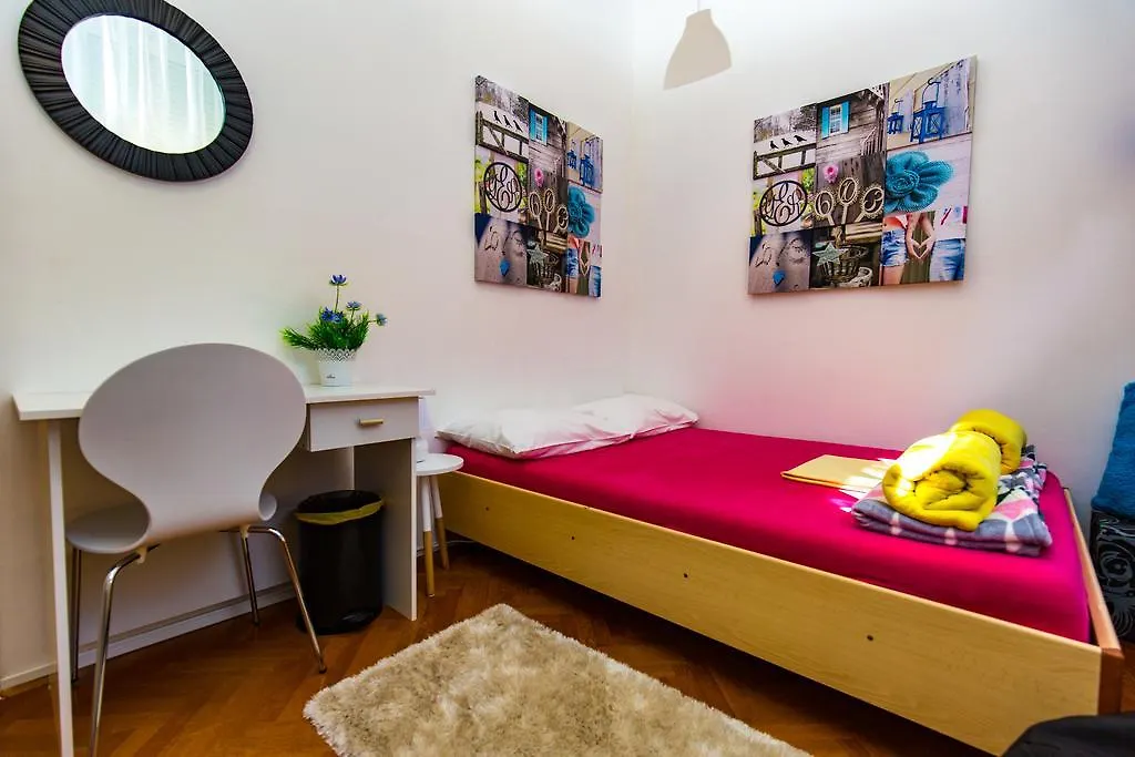 Crazy House Hostel Pula 0*,  Kroatien