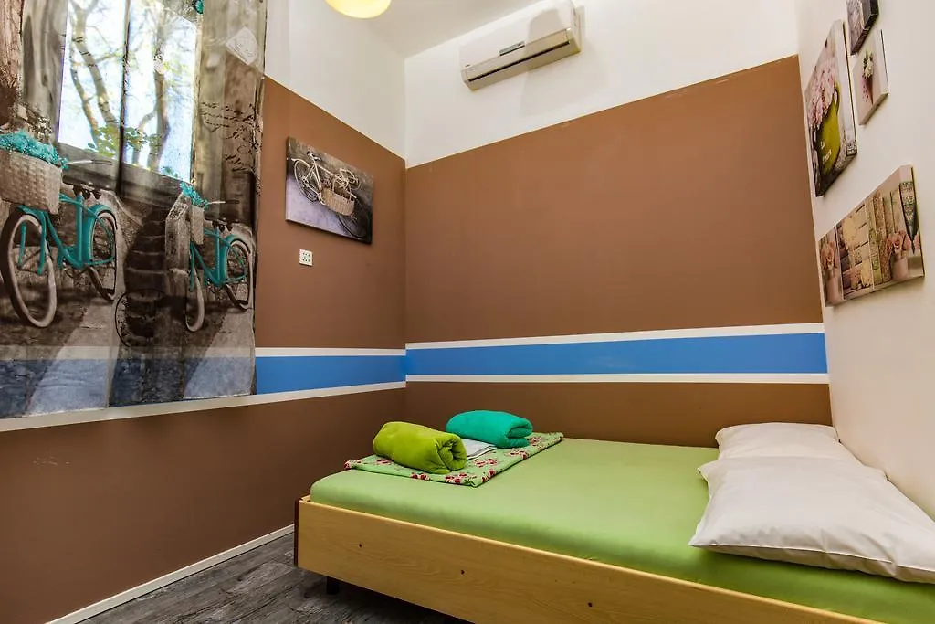 Crazy House Hostel Pula 2*,  Croatia