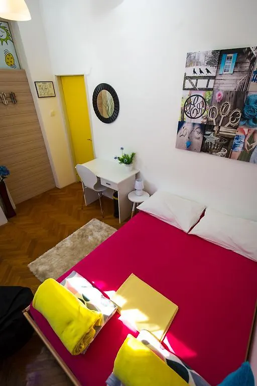 Crazy House Hostel Pula 0*,